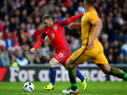 Englands Wayne Rooney (l.) traf gegen Australien