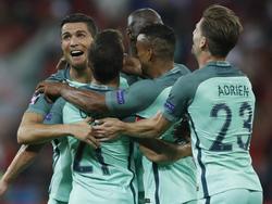 Portugal is in jubelstemming als Cristiano Ronaldo (l.) zijn ploeg op een 1-0 voorsprong heeft gekopt in de halve finale van het Europees kampioenschap tegen Wales. Zijn ploeggenoten Cédric Soares, Danilo, Nani en Adrien Silva (v.l.n.r.) vieren het feestje met de vedette mee. (06-07-2016)