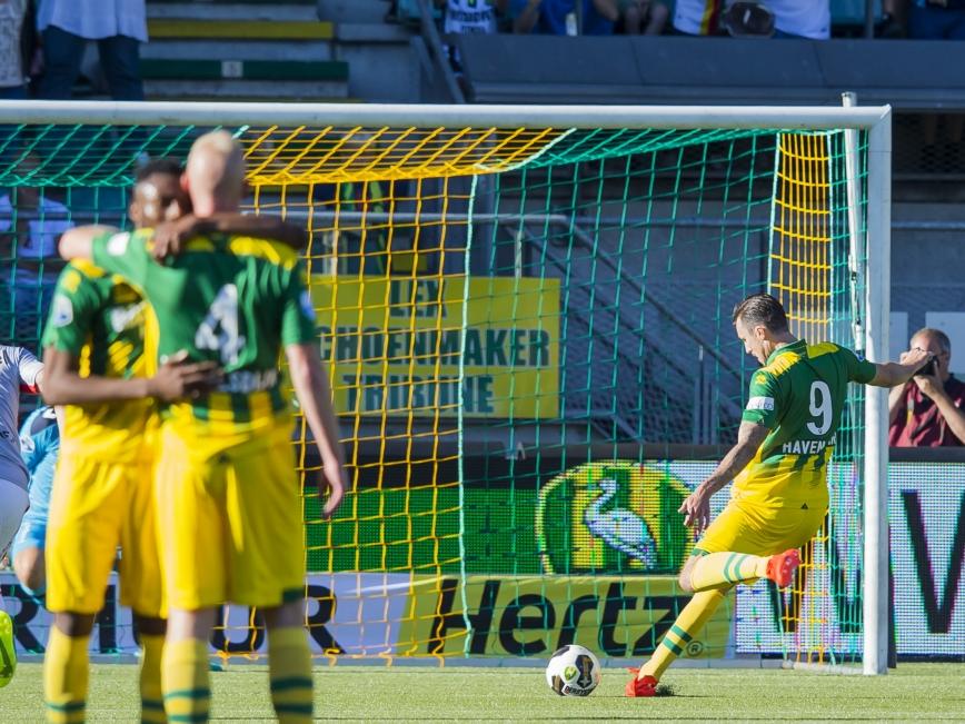 Mike Havenaar schiet zijn eerste doelpunt van het Eredivisieseizoen 2016/2017 raak vanaf de penaltystip tijdens het duel tussen ADO Den Haag en Go Ahead Eagles. (06-08-2016)