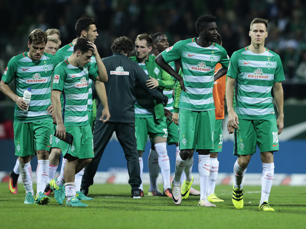 Am Ende wieder hängende Köpfe: Werders Spieler nach dem Abpfiff