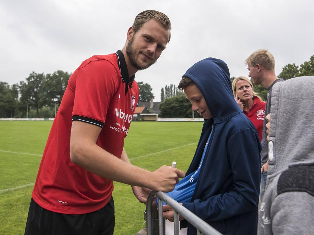FC Twente-doelman Sonny Stevens deelt handtekeningen uit tijdens de voorbereiding van zijn club op het nieuwe seizoen. (25-06-2016)