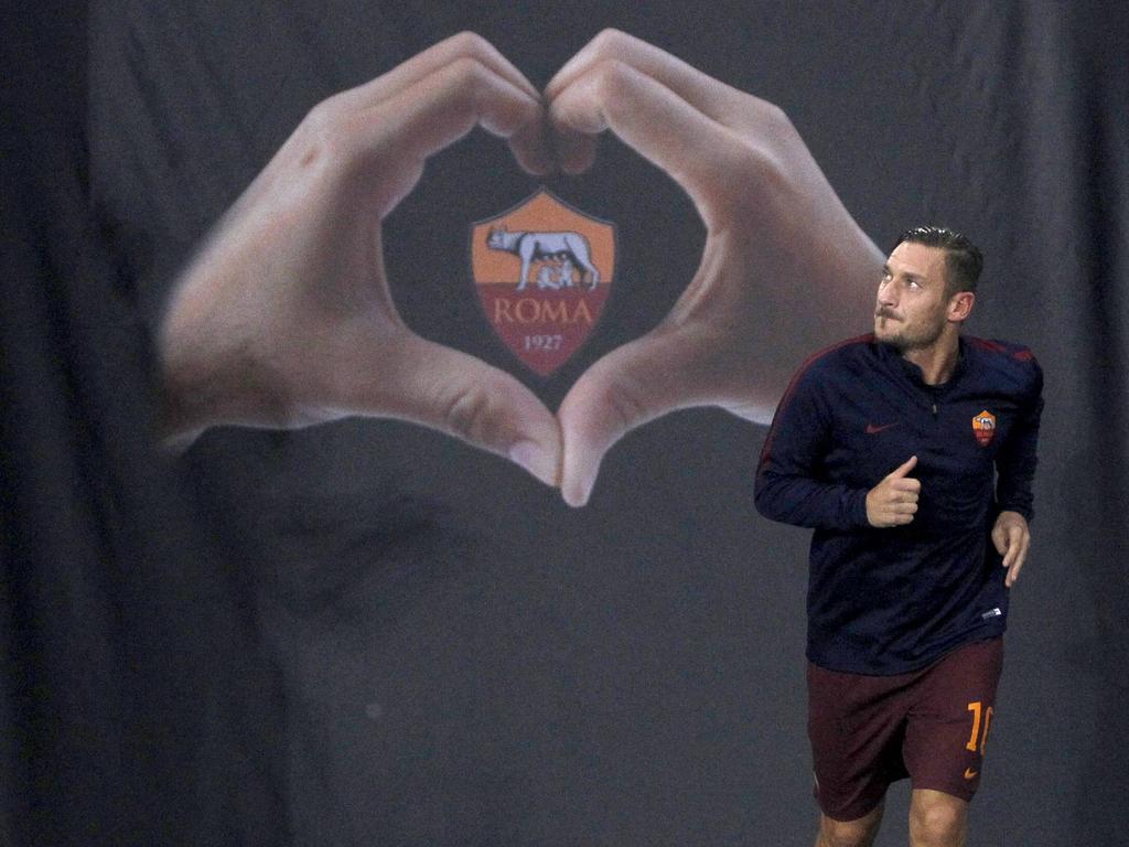 Francesco Totti betreedt het veld voor het Europa League-duel met Astra Giurgiu. (29-09-2016) Francesco Totti betreedt het veld voor het Europa League-duel met Astra Giurgiu. (29-09-2016)