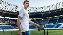 Per Mertesacker blickt auf den FC Bayern und BVB