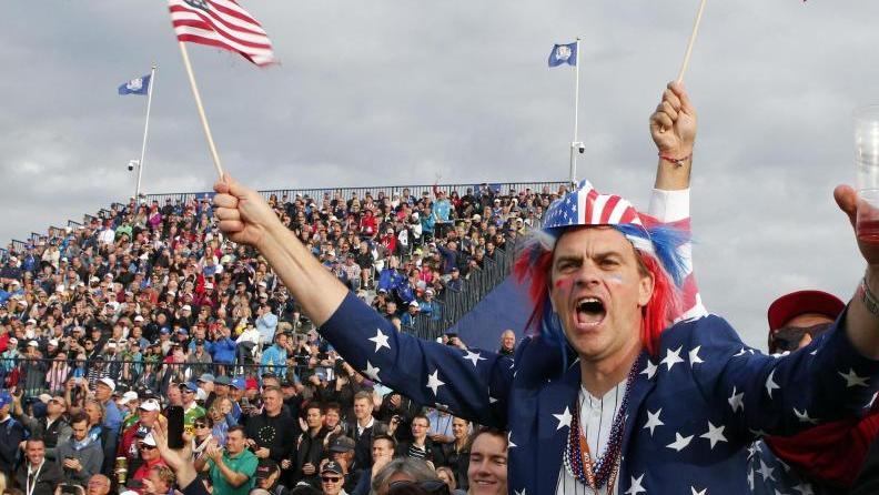 Die Golf-Fans decken sich in Paris auch mit Fanartikeln ein
