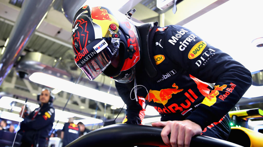 Max Verstappen war von Daniel Ricciardos Jubel nicht wirklich angetan Max Verstappen war von Daniel Ricciardos Jubel nicht wirklich angetan