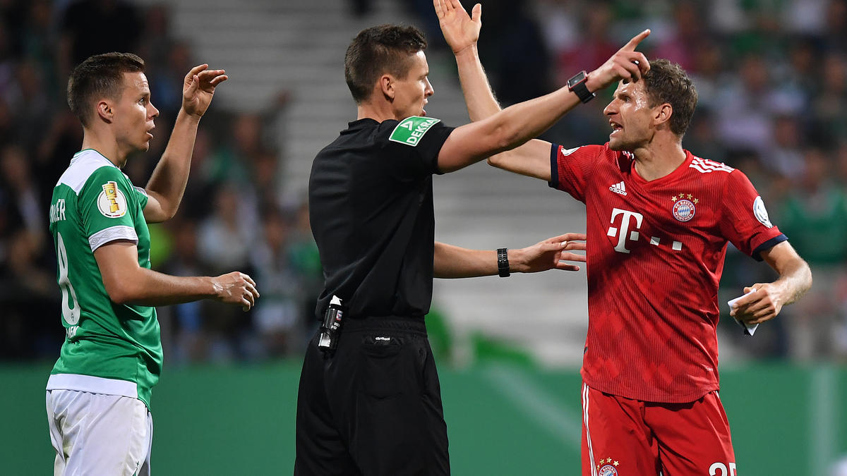 Im Halbfinale des DFB-Pokals zwischen Werder Bremen und dem FC Bayern ging es heiß her Im Halbfinale des DFB-Pokals zwischen Werder Bremen und dem FC Bayern ging es heiß her