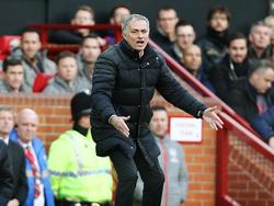 United-coach José Mourinho kan het niet begrijpen, maar zijn ploeg geeft in de slotfase een zege weg tegen Arsenal. (19-11-2016)
