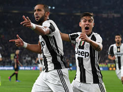 Medhi Benatia (li.) und Paulo Dybala schossen Juve zum Sieg gegen Milan