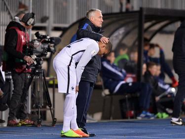 Deschamps mima a Kylian Mbappé antes de salir a un partido. (Foto: Getty)