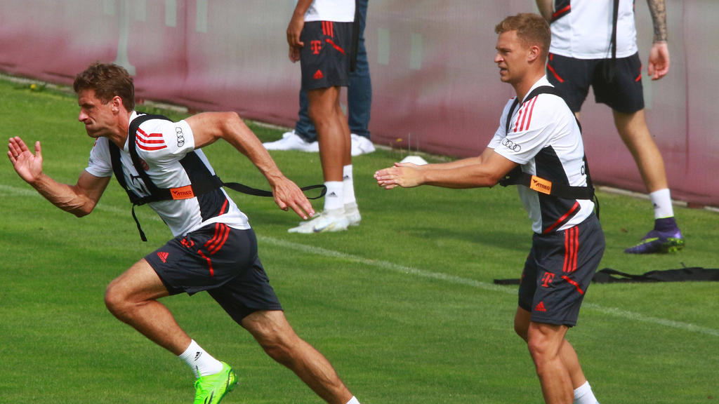 Thomas Müller (l.) schuftete gemeinsam mit Joshua Kimmich im Training des FC Bayern Thomas Müller (l.) schuftete gemeinsam mit Joshua Kimmich im Training des FC Bayern