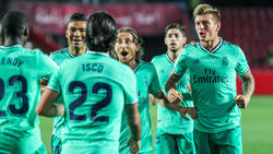 Toni Kroos (r.) eilt mit Real derzeit von Sieg zu Sieg