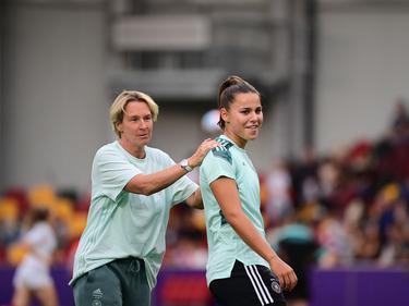 Nationalspielerin Lena Oberdorf (r) kritisiert Bundestrainerin Martina Voss-Tecklenburg