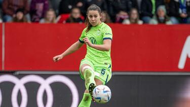 Lena Oberdorf holte mit Wolfsburg den Pokal
