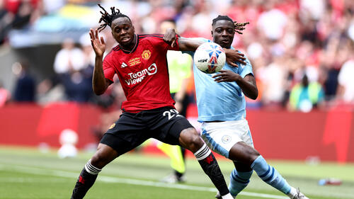 Aaron Wan-Bissaka (l.) sắp rời Manchester United