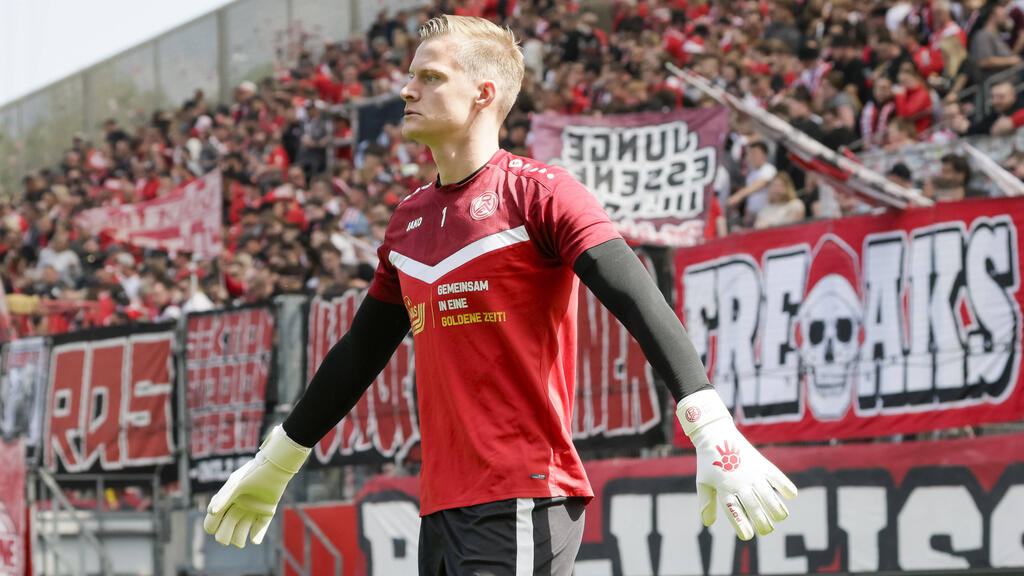 Jakob Golz wird mit einem Wechsel zum FC Schalke 04 in Verbindung gebracht Jakob Golz wird mit einem Wechsel zum FC Schalke 04 in Verbindung gebracht