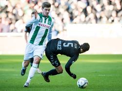 Alexander Sørloth (l.) maakt voor FC Groningen zijn debuut in de wedstrijd tegen FC Utrecht. De aanvaller gaat hier langs tegenstander Christian Kum (r.). (17-01-2016)