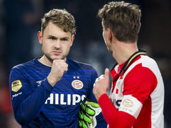 Jeroen Zoet (l.) viert de 2-0 overwinning van PSV op ADO Den Haag met Luuk de Jong (r.). (27-02-2016)
