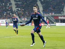 Marco van Vinkel juicht nadat hij de 2-0 voor PSV heeft gescoord tijdens het duel met AZ. (02-04-2016