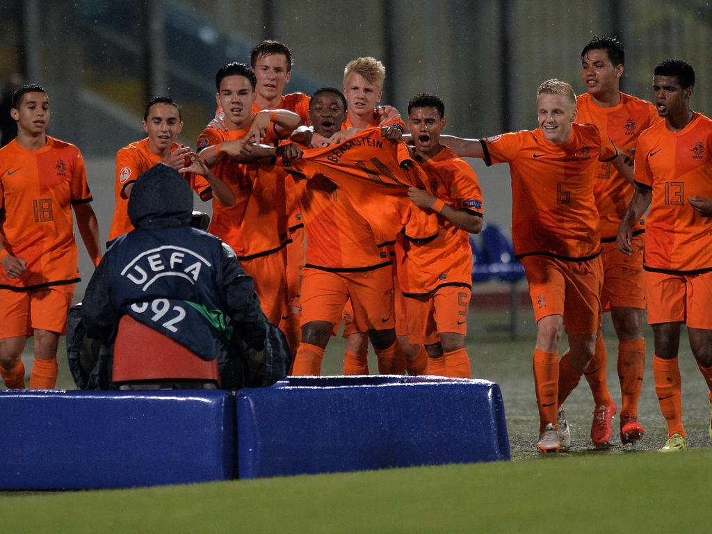 De spelers van Oranje -17 houden het shirt van Anthony Berenstein voor de camera. Berenstein haakte tijdens het Europees Kampioenschap in Malta af met een blessure. (18-5-2014)