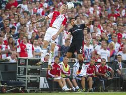 Lex Immers (l.) wint een kopduel van Mustafa Pektemek (r.) tijdens Feyenoord - Beşiktaş. (30-7-2014)