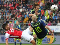 Jan Wuytens (AZ), Davy Klaassen (#10) en Daley Blind vechten om de bal tijdens AZ Alkmaar - Ajax. (17-08-2014)