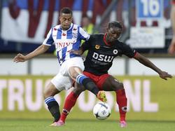 Pele van Anholt (l.) duelleert met Jordan Botaka (r.) tijdens sc Heerenveen - Excelsior. (23-8-2014)