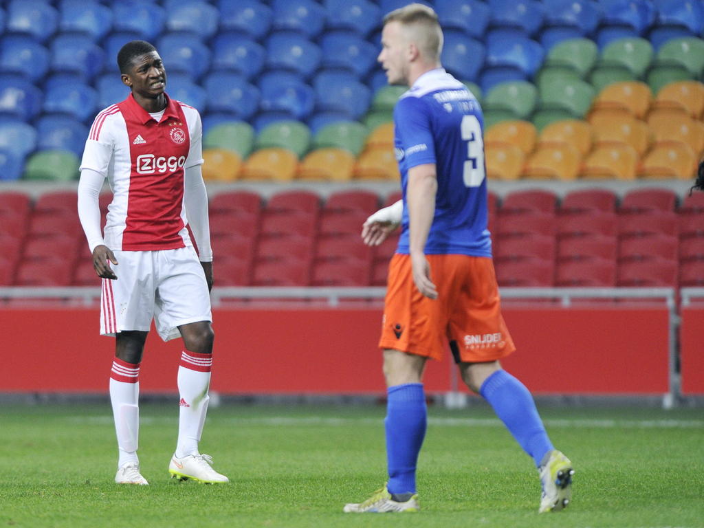 Elton Acolatse (l.) baalt nog even na nadat hij een kans heeft gemist tegen FC Den Bosch. Tim Hofstede schakelt alweer om en loopt richting het middenveld. (23-02-2015)