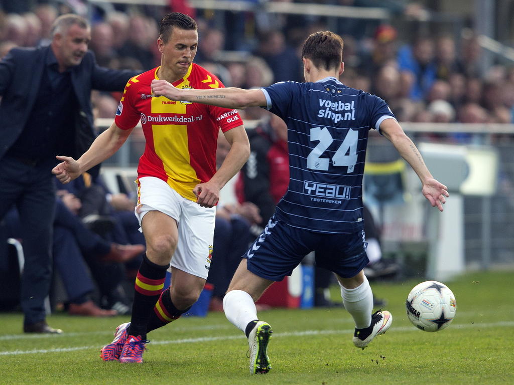 Wesley Verhoek (l.) probeert een medespeler te bereiken tijdens het competitieduel Go Ahead Eagles - Willem II. (25-04-2015)