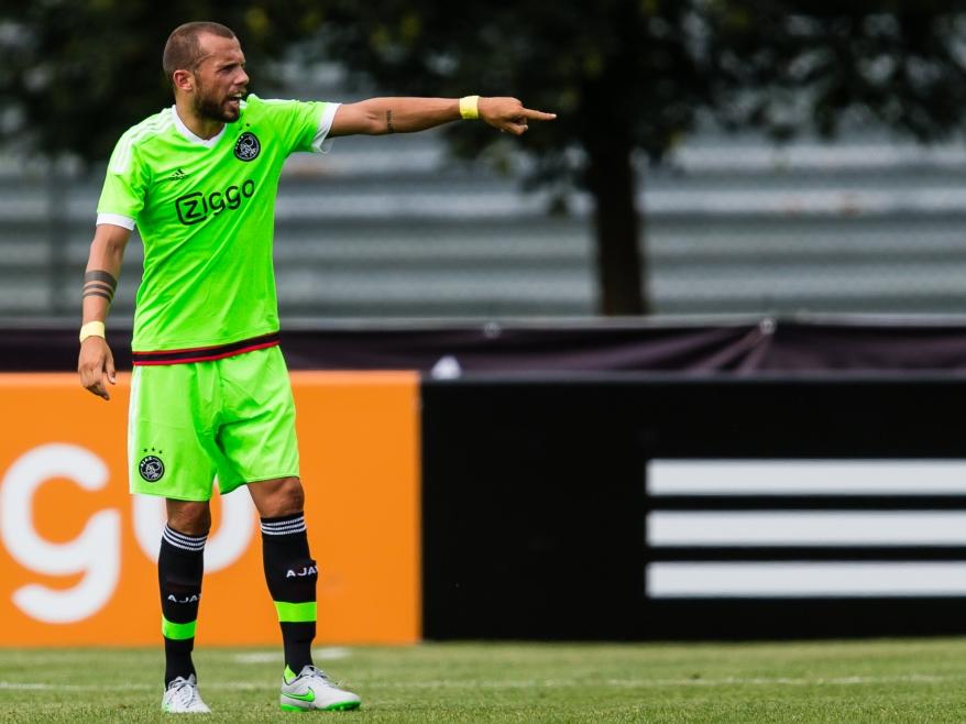 John Heitinga is tweede aanvoerder onder Frank de Boer, maar ook zonder aanvoerdersband geeft hij zijn teamgenoten aanwijzingen. (04-07-2015) John Heitinga is tweede aanvoerder onder Frank de Boer, maar ook zonder aanvoerdersband geeft hij zijn teamgenoten aanwijzingen. (04-07-2015)
