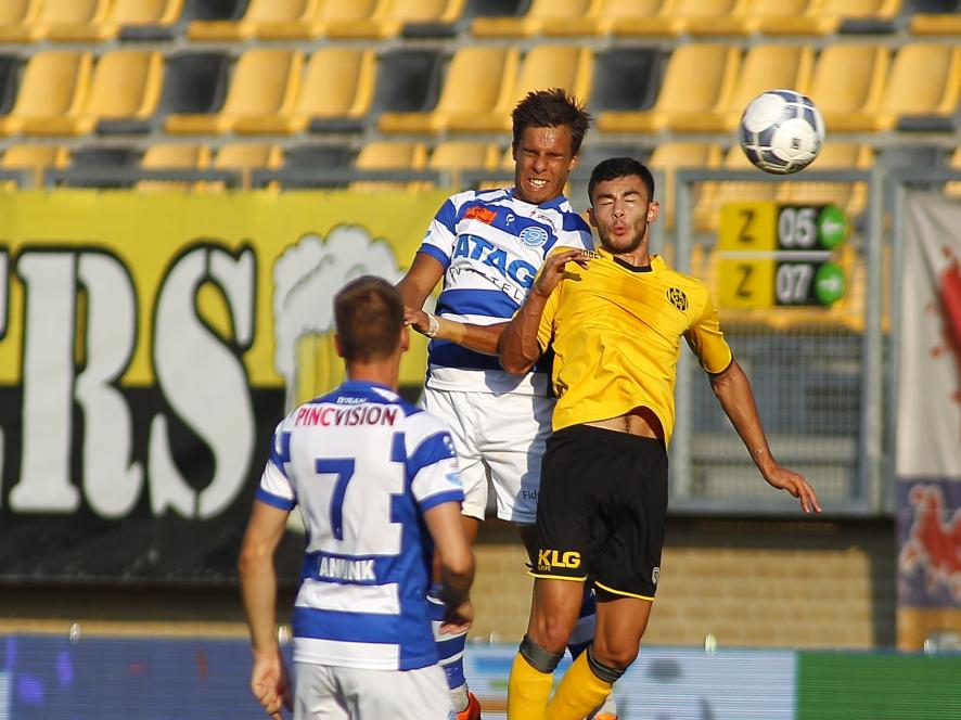 Karim Tarfi (m.) en Farshad Noor (r.) vechten een kopduel uit tijdens Roda JC Kerkrade - De Graafschap. (22-08-2015) Karim Tarfi (m.) en Farshad Noor (r.) vechten een kopduel uit tijdens Roda JC Kerkrade - De Graafschap. (22-08-2015)