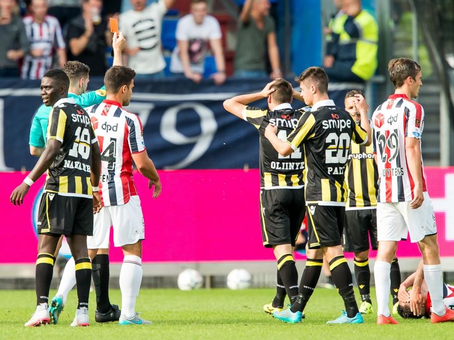 Scheidsrechter Jochem Kamphuis stuurt Denys Oliynyk (#11) met rood van het veld tijdens het competitieduel Willem II - Vitesse. (09-08-2015)