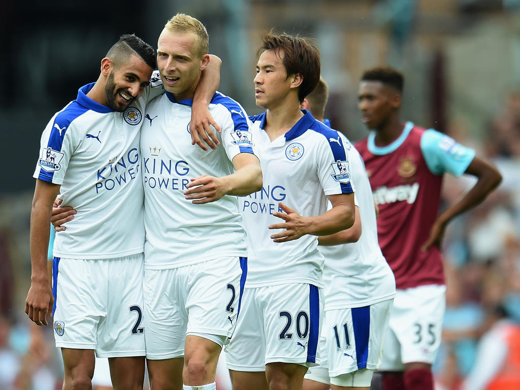 Mahrez, De Laet y Okazaki celebran el segundo tanto del Leicester City ante el West Ham. (Foto: Getty)