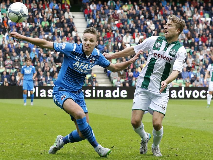 Ben Rienstra (l.) is de bal helemaal kwijt tijdens FC Groningen - AZ, terwijl Michael de Leeuw klaar staat om het speeltuig te ontvangen. (20-09-2015)