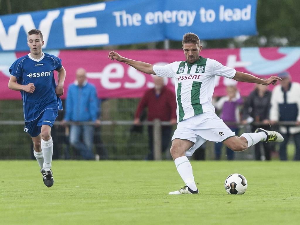 Jos Hooiveld (r.) verstuurt een pass tijdens de vriendschappelijke wedstrijd van FC Groningen tegen de amateurs van RWE Eemsmond. (01-07-2016)