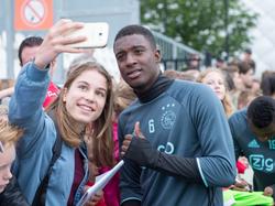 Riechedly Bazoer neemt de tijd voor een selfie met een fan na de openbare training van Ajax. (11-07-2016)