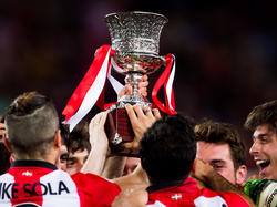 Los jugadores del Bilbao levantan la Supercopa en agosto 2015. (Foto: Getty)