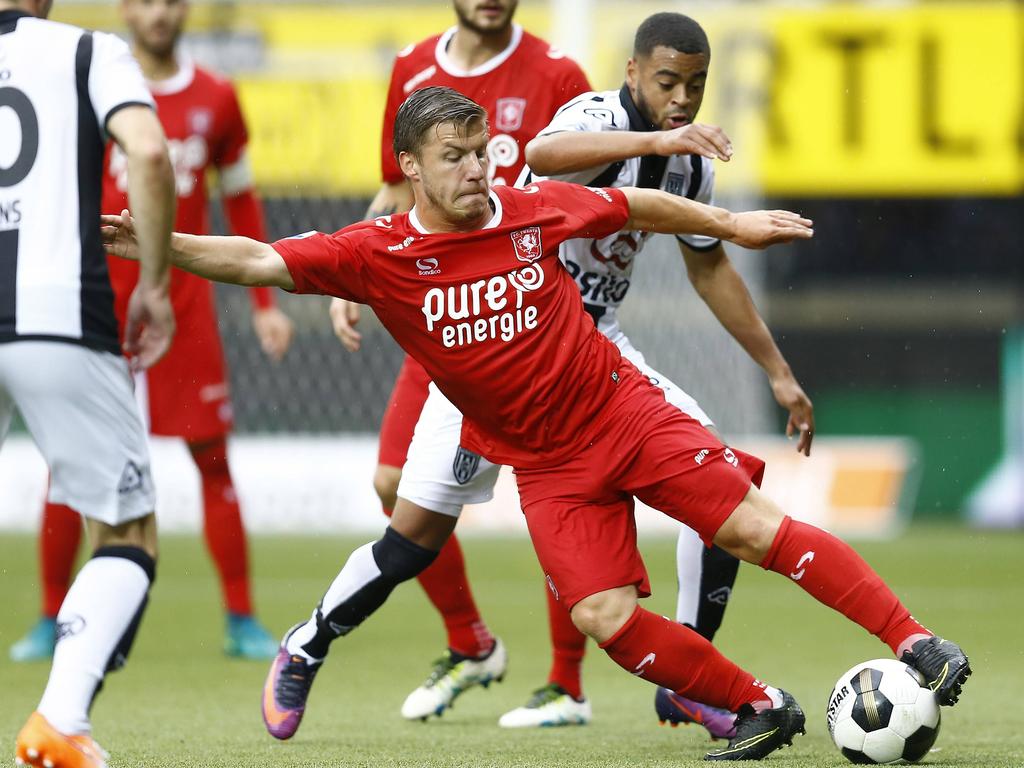 Dylan Seys maakt als invaller tegen Heracles Almelo zijn eerste minuten voor FC Twente. (02-10-2016)