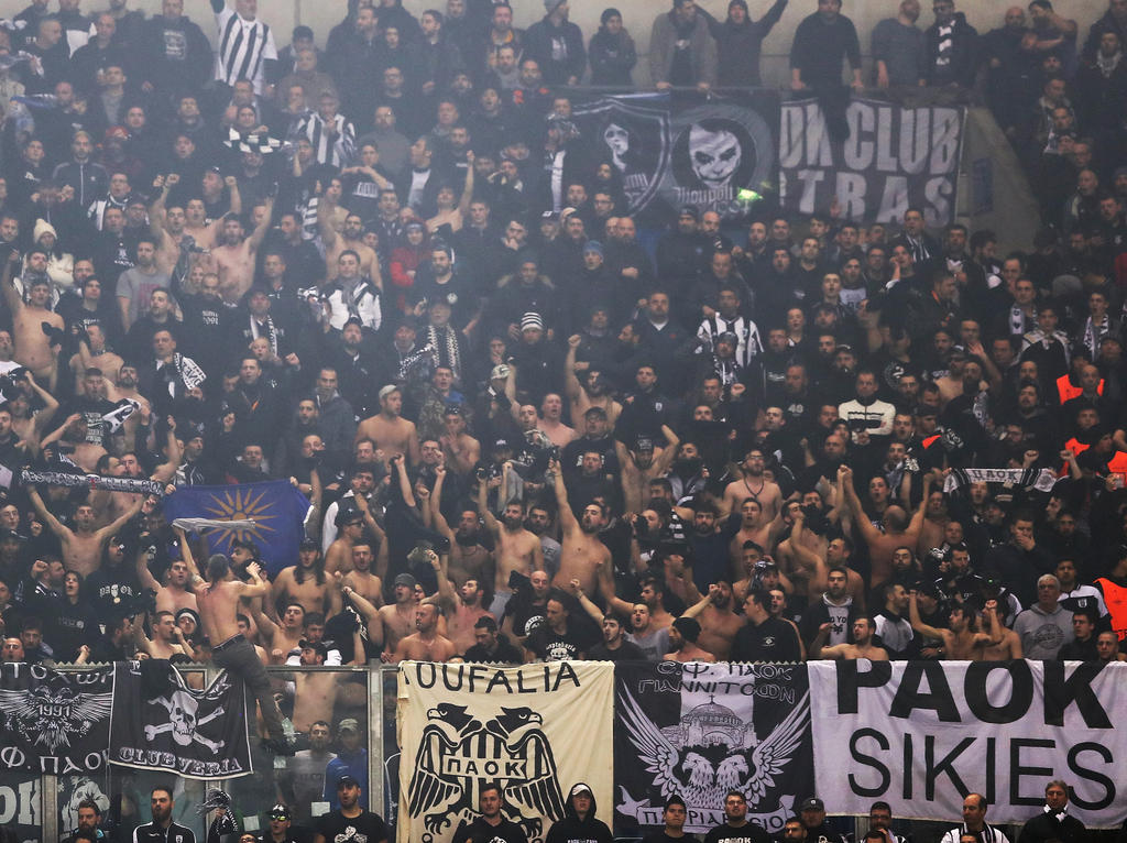 Aficionados del PAOK Salónica en un duelo de la Europa League. (Foto: Getty)