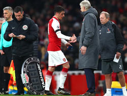 Mesut Özil (l.) outet sich als Fan von Arsène Wenger