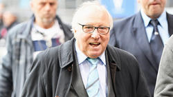 Hebt vor der ersten Zweitliga-Saison den warnenden Finger: HSV-Idol Uwe Seeler