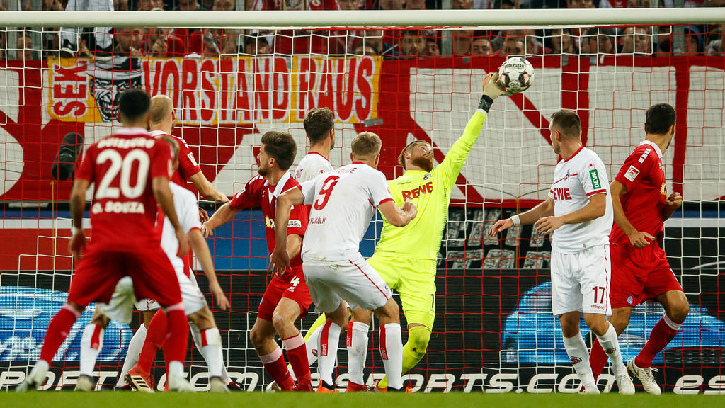 Kölns Keeper Timo Horn hatte gegen Duisburg alle Hände voll zu tun