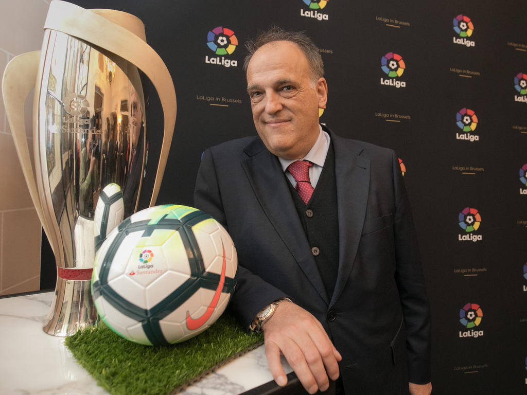 Javier Tebas posa con el balón y el trofeo de LaLiga. (Foto: Getty)