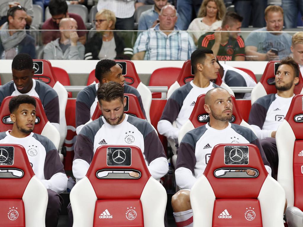 V.l.n.r: Riechedly Bazoer, Jairo Riedewald, Kenny Tete, Mitchell Dijks, Anwar El Ghazi, Heiko Westermann en Nemanja Gudelj vormen de wisselspelers van Ajax in het duel met PEC Zwolle. (24-09-2016)