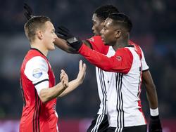 Doelpuntenmaker Jens Toornstra (l.) bedankt Eljero Elia (r.), die de assist gaf in het duel Feyenoord - Willem II. (21-01-2017)