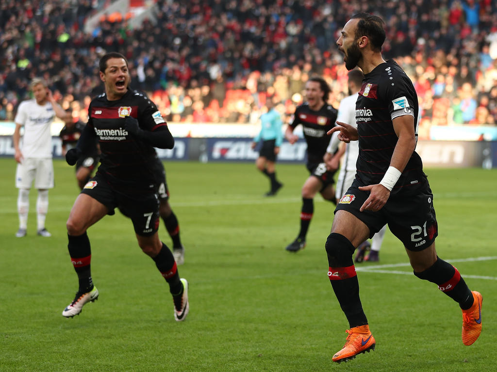 Ömer Toprak celebra su gol junto a Chicharito. (Foto: Getty)