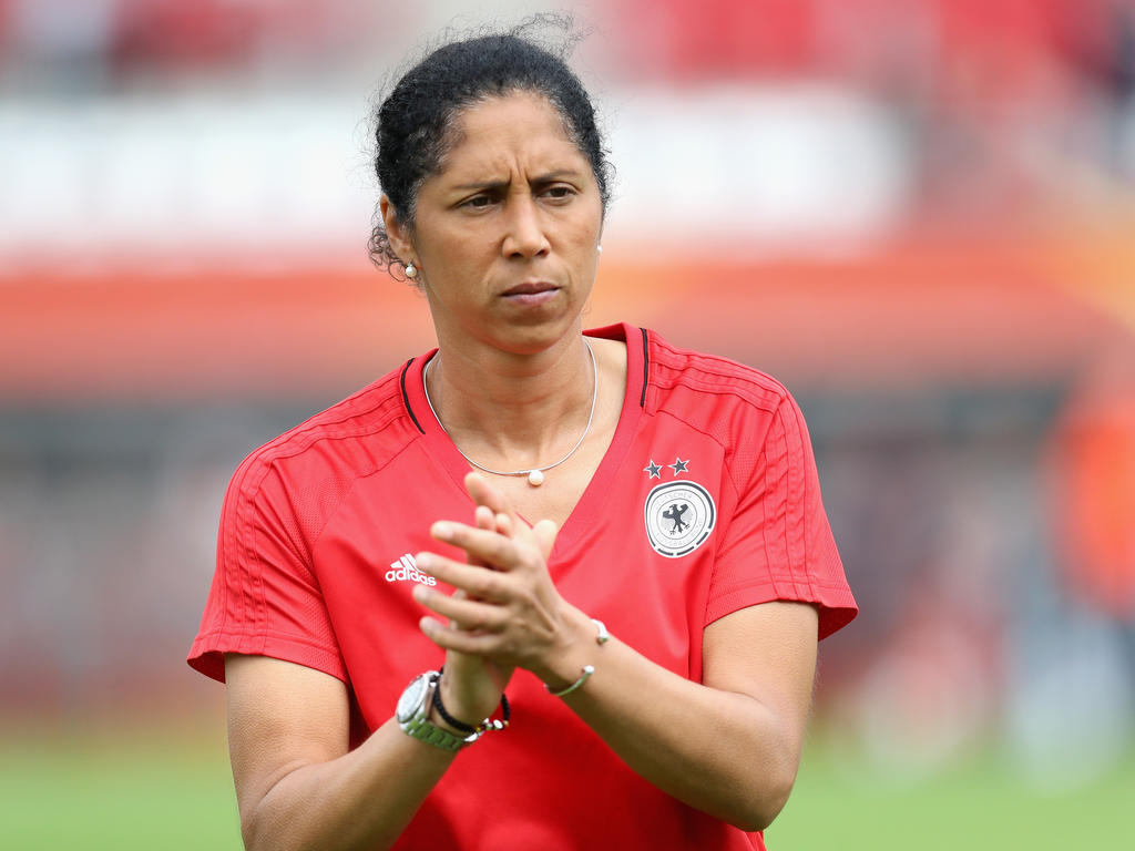 Steffi Jones sitzt weiter auf der deutschen Bank Steffi Jones sitzt weiter auf der deutschen Bank