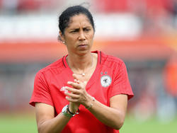 Steffi Jones sitzt weiter auf der deutschen Bank