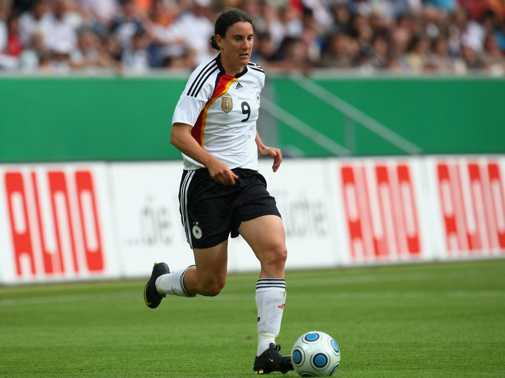 1977 Birgit Prinz, Welt- und Europameisterin, dreifache Weltfußballerin und mit 128 Toren DFB-Rekordtorschützin, kommt in Frankfurt am Main zur Welt.