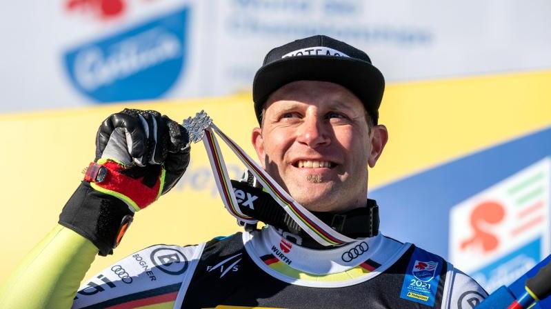 Romed Baumann zeigt bei der Siegerehrung seine Silbermedaille