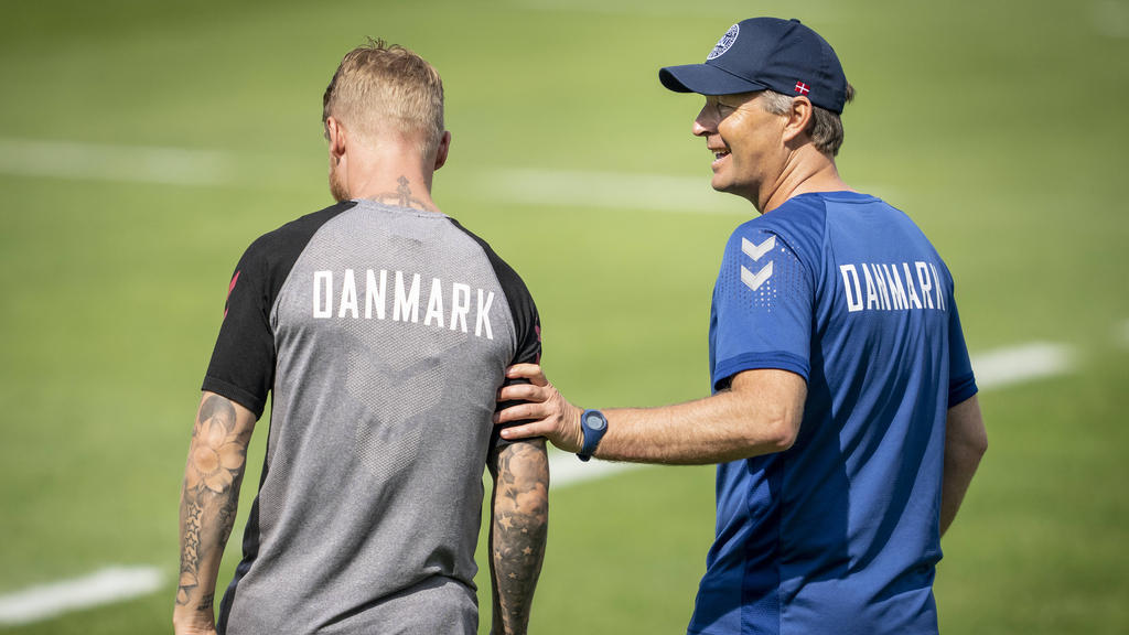 Dänemarks Trainer Kasper Hjulmand lässt Elfmeter üben